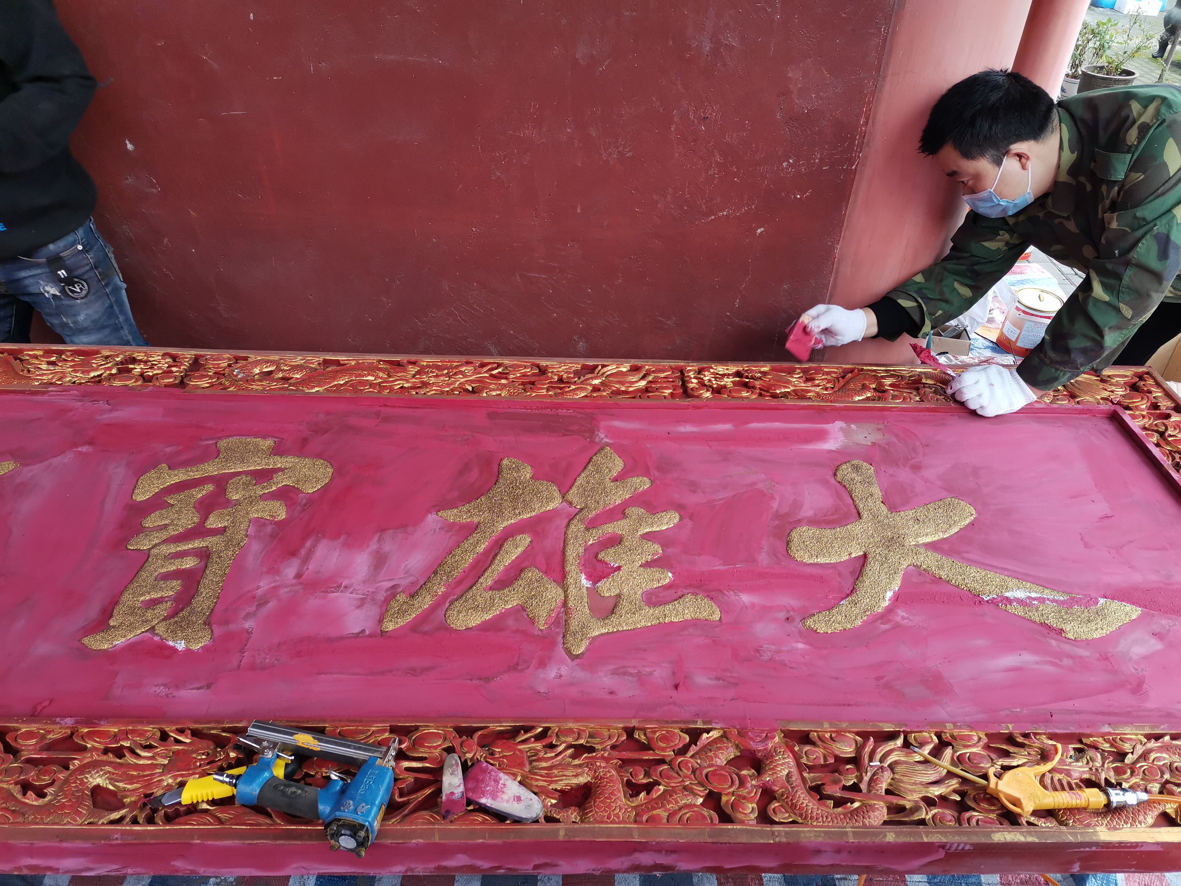 88彩票天王殿铺设地砖及牌匾贴金